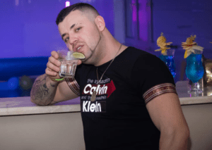 Artysta disco polo po weekendzie potrzebował hospitalizacji. W sieci nie brakło oświadczenia! szpilki | Disco-Polo.eu