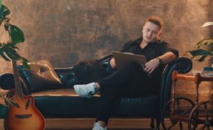 Premiera! Arek Kopaczewski z nowością pt. "Dla mnie, dla niej". Romantyczna ballada wzruszyła fanów! Face Club | Disco-Polo.eu