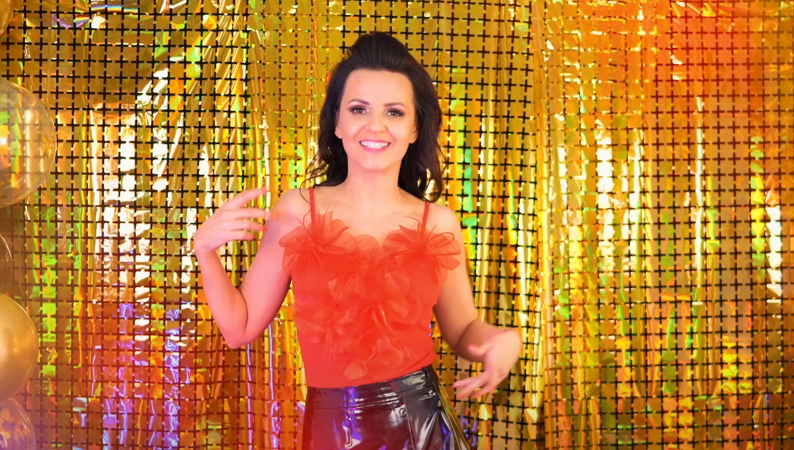 Czadowa Mamuśka kusi dekoltem w najnowszym teledysku pt. "Pokażę Ci raj". Zobaczcie video. Patrycja Kazadi | Disco-Polo.eu