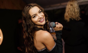 Angelika Żmijewska porównana do postaci z bajki! Zobaczcie jak wygląda wokalistka Topky. | Video piękni i młodzi | Disco-Polo.eu