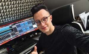 Kuba Urbański z zespołu Playboys szykuje kolejną taneczną petardę! Lato z Radiem | Disco-Polo.eu
