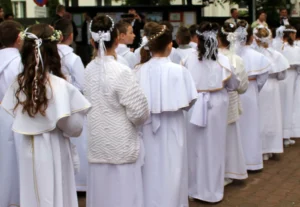 SZOK! Dzieci zaśpiewały hit disco polo podczas Pierwszej Komunii Świętej Skolim | Disco-Polo.eu