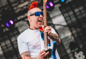 Luxon gitarzysta Skolima odsłonił pośladki w damskich stringach Luxon gitarzysta Skolima odsłonił pośladki w damskich stringach