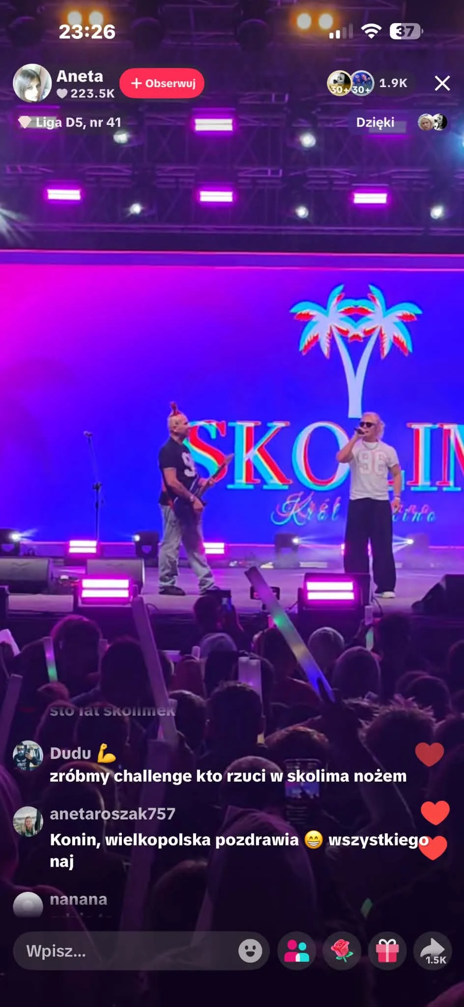 Skandal na koncercie Skolima! Namawiał innych do rzucania nożem w artystę Pilne! Namawiał do rzucania nożem w Skolima podczas jego koncertu. Widzowie zareagowali